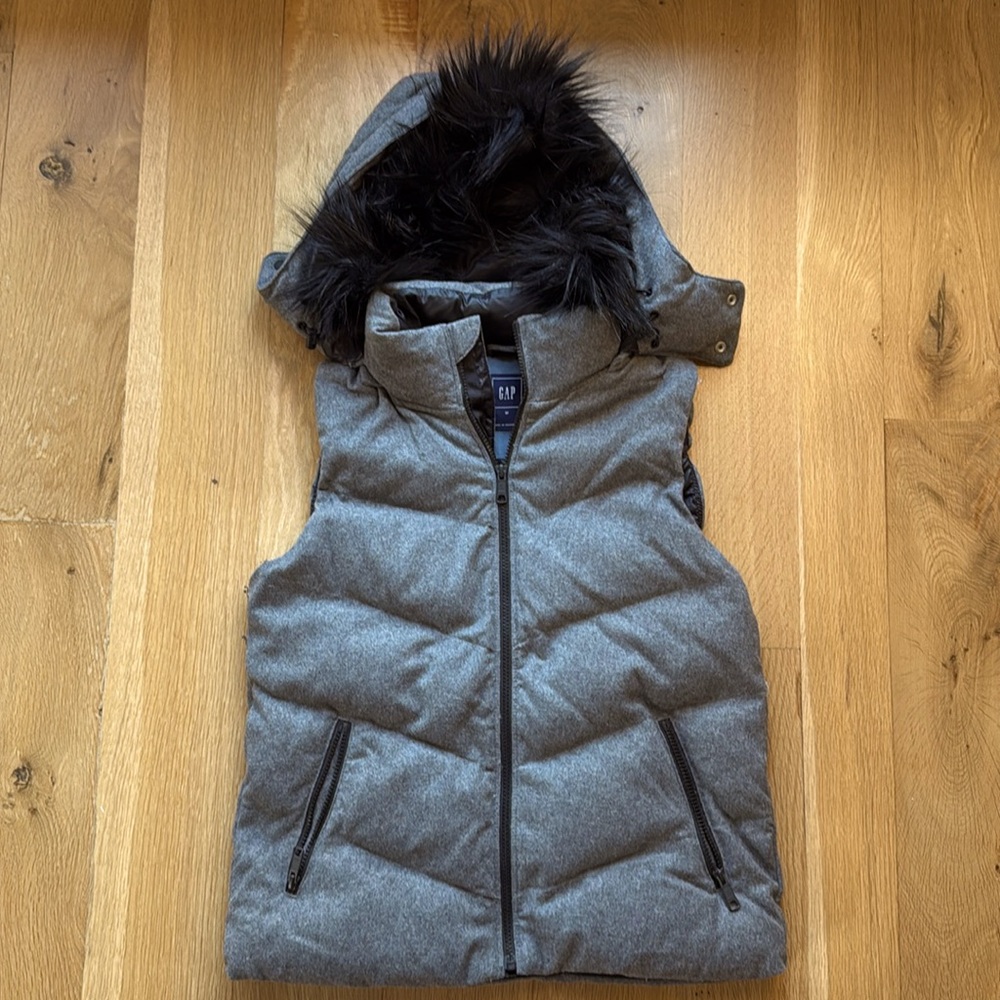 Gap Primaloft vest with fur trimmed hood women’s M